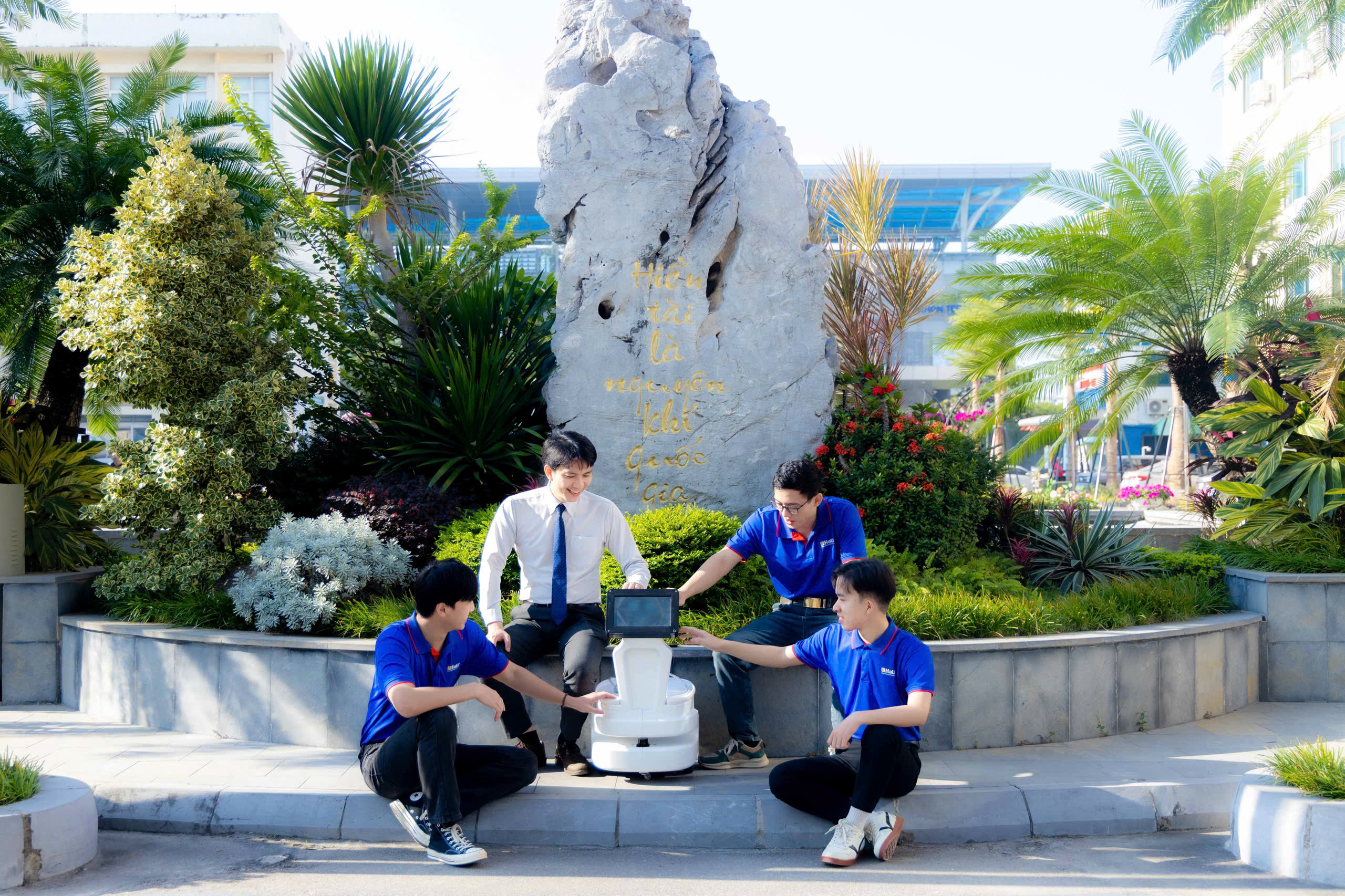 Nhóm LumiR làm việc với robot và máy tính trong phòng nghiên cứu