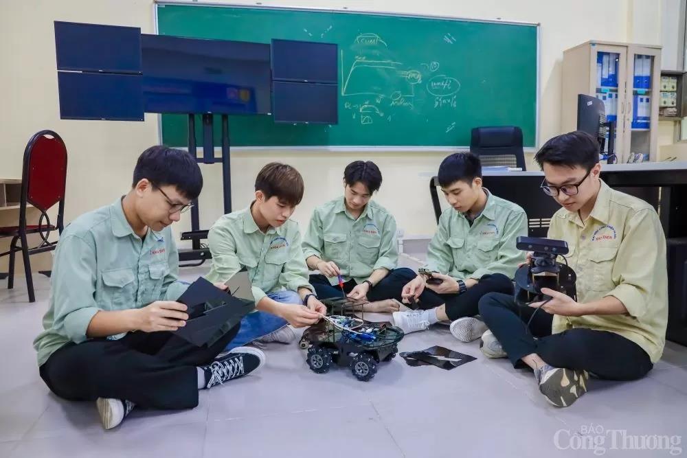 Nhóm sinh viên LumiR cùng lắp ráp và kiểm tra linh kiện robot trong phòng nghiên cứu